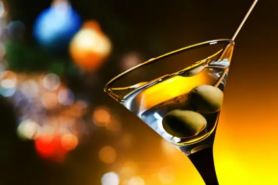  ?? (Getty) ?? With olives: however you take your martini, the vermouth is the essential ingredient