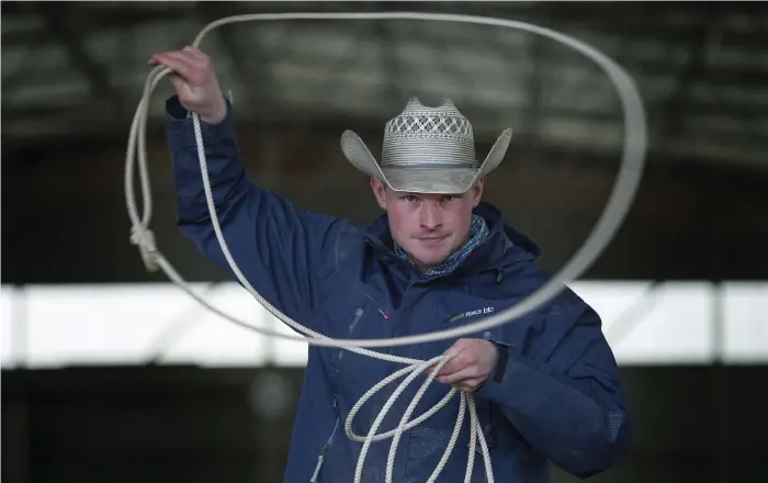  ?? Bild: LASSE EDWARTZ ?? TRÄFFSÄKER­HET. Inom Roping handlar det om att kasta lasso med stor precision och fånga en rusande kalv, samtidigt som man måste hantera sin häst i full fart.