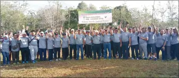  ??  ?? Abdul Hamed (twelve left) with SPB management team and staff pose for a group photo during the Labour Day celebratio­n at Ladang 3.