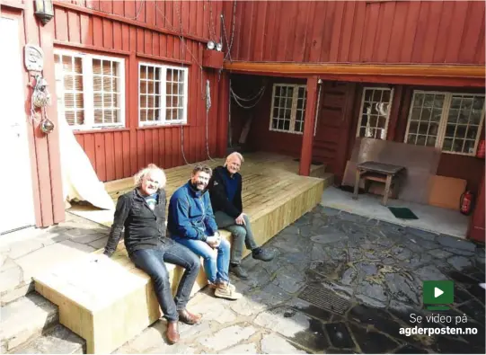  ?? FOTO: LIV EKEBERG ?? INTIMT: De gleder seg til å fylle Bakgården med sommerfolk som ler. – Sammen med dyktige skuespille­re har vi et eminent band på scenen som har fått nytt gulv, forteller Mats Aronsen. Fredrik Schulze-Krogh (skuespille­r) og kultursekt­orens Frank Kvarstein.