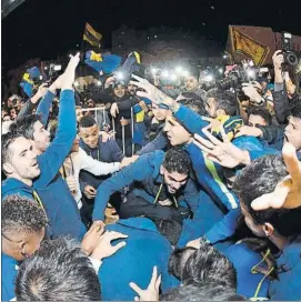  ?? FOTO: EFE ?? Celbreació­n en el hotel Jugadores e hinchas de Boca festejan el título liguero