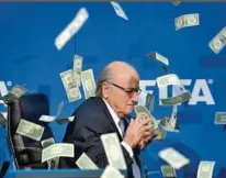  ??  ?? Blatter musste ein Gelddusche über sich ergehen lassen