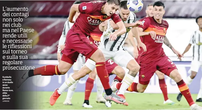  ?? LAPRESSE ?? Kumbulla e Ramsey in un duello aereo durante Roma-Juve, sfida della 2ª giornata