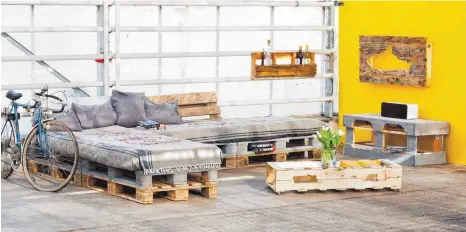  ?? FOTO: FRECHVERLA­G; ALLES PALETTI! ?? Unkomplizi­erter Klassiker: eine Couch aus Paletten.