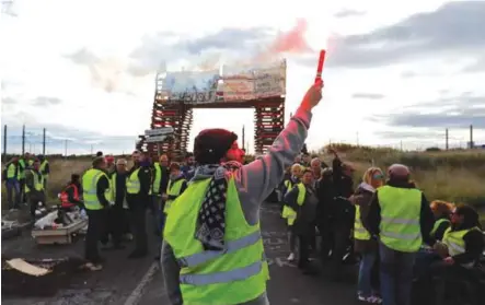  ?? (EFE) ?? DISTURBIOS. Manifestan­tes de los “chalecos amarillos” bloquean el acceso a una refinería de petróleo de Frontignan.