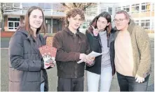  ?? FOTO: SPARKASSE ?? Luise Andrae (v.l.), Gustav Meyer, Julia Petermann und Hannah Eimer auf dem Schulhof, kurz vor dem Dreh der ersten Szenen für das Video.