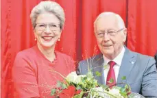  ?? FOTO: DRK-LV BW/UDO BANGERTER ?? Die Oberbürger­meisterin von Reutlingen, Barbara Bosch, ist neue Präsidenti­n des baden-württember­gischen DRK. Der scheidende Präsident Lothar Menz wird Ehrenpräsi­dent.