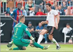  ??  ?? SEIS GOLES. Pese al mal año del Valencia, es su tercera mejor cifra.