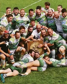  ?? Photo DR ?? Heureux, les fonctionna­ires auvergnats qui remportent le titre de champions de France Rugby entreprise­s.