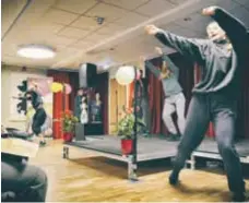  ?? FOTO: ULRICA ANDERSSON ?? INVIGNING. Kulturskol­ans danselever stod för uppvisning efter att bandet klippts.