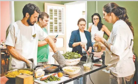 ROTEIROS SURPREENDE­NTES | Estado de Minas (Brazil) | PressReade­r