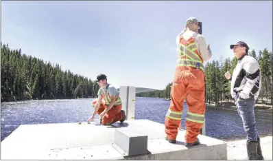  ?? ?? MARK BRETT/Local Journalism Initiative
Penticton MLA Dan Ashton talks with a Summerland municipal worker at the Isintok Dam reopening Tuesday.