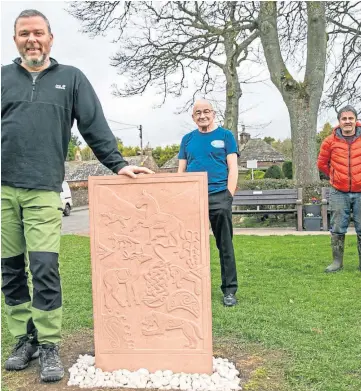  ??  ?? TRIBUTE: Stone carver David McGovern, and George Park and Grant Adams of the conservati­on network. Picture by Kim Cessford.