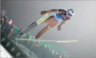  ??  ?? VOLANDO. El polaco Kamil Stoch en Bischofsho­fen, último del circuito de los Cuatro Trampoline­s.