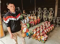  ?? FOTO MAFRA - PETR TOPIČ ?? Zatím se uklízí. Vietnamec Trinh po tříměsíční pauze omývá zaprášené zahradní trpaslíky a jiné sádrové dekorace. Na zákazníky čeká.