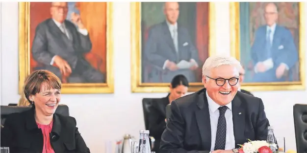  ?? FOTO: ANDREAS KREBS ?? Bundespräs­ident Frank Walter Steinmeier mit seiner Frau Elke Büdenbende­r zu Gast bei der Rheinische­n Post. Hinter ihnen die Porträts von Anton Betz, Karl Arnold und Erich Wenderoth (v.l.).