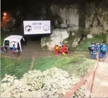  ??  ?? Depuis le  mars, quinze volontaire­s vivent « vingt mille lieues » sous la terre dans la grotte de Lombrives en Ariège, marchant sur les traces du niçois Michel Siffre.