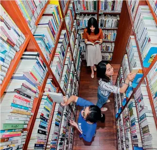  ?? Zhu Quanchun ?? El público selecciona libros en el Espacio de Lectura de Lujiazui.