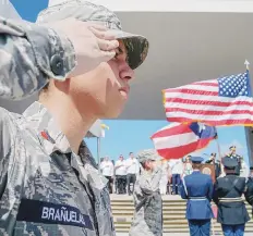  ??  ?? CON HONOR. El mandatario se expresó durante la conmemorac­ión ayer del Día del Veterano en Cataño.