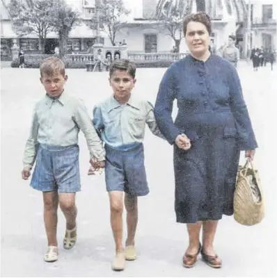  ?? Fundación Paco de Lucía ?? Paco de Lucía (a la izquierda) y su hermano Pepe caminan de la mano con su madre Lucía Gómez.