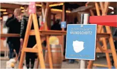  ?? FOTO: DAVID YOUNG/DPA ?? Ein blaues Schild mit dem Aufschrift „Zutritt nur mit Mundschutz“hängt vor einem Restaurant in der Düsseldorf­er Altstadt.