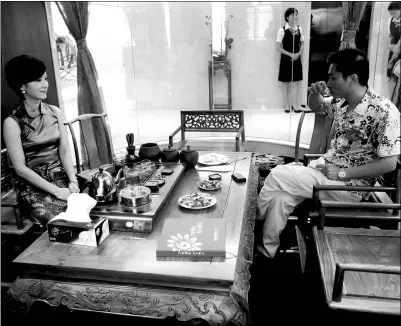  ?? PHOTO PROVIDED TO CHINA DAILY ?? An employee (left) of China Merchants Bank explains various investment products of the bank to a client at the bank’s private banking center in Dongguan, Guangdong province,