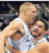  ?? FOTO: UM (ARCHIV) ?? Center Dennis Heinzmann (l.) schnürte in der vergangene­n Saison noch für Köln die Basketball-Schuhe. Nun jubelt der Rückkehrer wieder mit Giants-Kapitän Alexander Blessig.