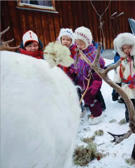  ??  ?? STEREOTYHP­ALAŠ: Masterstud­eanta lea gávnnahan ahte olu mánáidgárd­diin leat stereotyhp­alaš govvadusat sámi kultuv