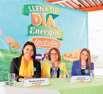  ??  ?? Campaña fresca y dinámica. Beverly de Rivas, gerente de marca Lactolac; Lorena Cruz, gerente regional de Mercadeo Lactolac; y Mónica Méndez, jefa del Instituto de Nutrición Yes-lactolac, dan a conocer la campaña “Llena tu día de energía”.