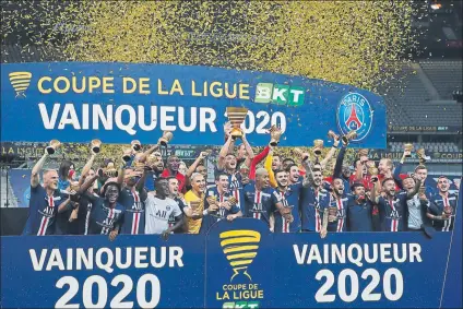  ?? FOTO: AP ?? Thiago Silva levanta el trofeo Es la novena vez que el PSG gana la Copa de la Liga francesa, que completa el póquer doméstico