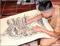  ?? YAN JIANHUA / XINHUA ?? An artisan makes a Hang Trong painting at the ongoing exhibition at the Hanoi Museum.