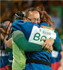  ?? Danilo Verpa/Nopp ?? Rafaela recebe abraço de Mario Tsutsui depois do título