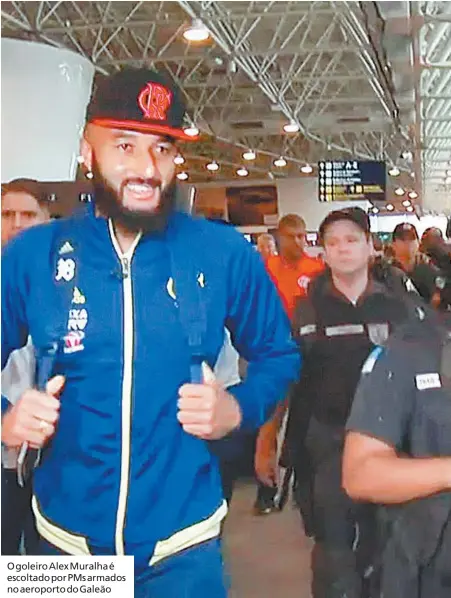  ??  ?? O goleiro Alex Muralha é escoltado por PMs armados no aeroporto do Galeão