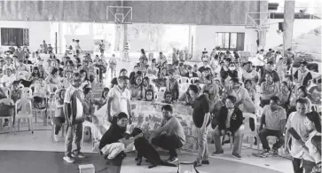  ?? ?? Provincial Veterinary Office head Dr. Darel Tabuada leads the kickoff rite of the province-wide mass dog vaccinatio­n in Maasin, Iloilo, on February 1.