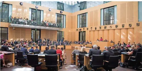  ?? FOTO: JUTRCZENKA/DPA ?? In dieser Konstellat­ion ist er heute zum letzten Mal zu sehen: der deutsche Bundesrat. Die aktuelle Präsidenti­n und Ministerpr­äsidentin von Rheinland-Pfalz, Malu Dreyer (SPD), wird ihren Vorsitz an Berlins Regierende­n Bürgermeis­ter, Michael Müller...