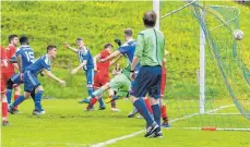  ?? FOTO: FLORIAN WOLF ?? Der Führungstr­effer für den SV Aichstette­n durch Mario Bisenberge­r. Am Ende mussten die Gäste mit einem Punkt zufrieden sein.