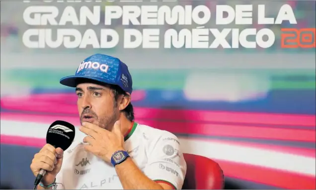  ?? ?? Fernando Alonso, micrófono en mano, durante la rueda de prensa oficial de la FIA previa al GP de México que se celebra en el Autódromo Hermanos Rodríguez.