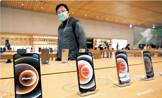  ?? DAVID CHANG/EFE ?? La firma de Cupertino ya vende su iPhone 12 en Taiwán.