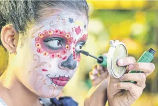  ??  ?? Alrededor de 100 jóvenes organizan la Primera Feria de los Muertos Huaquechul­a, evento con el que esperan levantar de los escombros a su municipio.