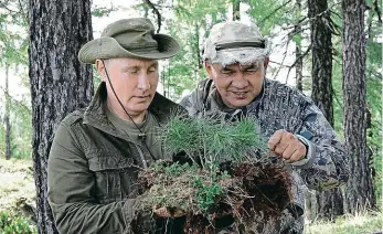  ?? Foto: ČTK ?? Sledoval přípravy cvičení? Ruský prezident Vladimir Putin strávil několik dní dovolené opět na Sibiři ve společnost­i svého ministra obrany Sergeje Šojgua. Tentokrát nic nelovil, ale podle Kremlu sbíral houby.