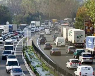  ??  ?? Malgré des aménagemen­ts, l’A qui traversent plusieurs communes de la Communauté d’agglomérat­ion de Sophia Antipolis reste un point noir en matière de bruit. (Photo archives Nice-Matin)