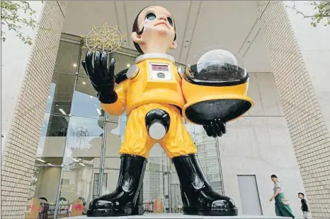  ?? KWIYEON HA / REUTERS ?? PolémicaLa escultura Sun Child se encuentra cerca de la estación de Fukushima. Abajo, su creador, elescultor Kenji Yanobe