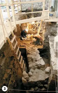  ??  ?? 1. Les visiteurs apercevron­t à travers un plancher de verre les vestiges du fort de VilleMarie. 2. Voici à quoi ressemblai­t le premier établissem­ent français de l’île de Montréal.
3. Le musée Pointe-à-callière et l’université de Montréal ont mené...