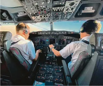  ?? FOTO FACEBOOK SMARTWINGS ?? Vakcínu i pro kapitána. Kromě letušek potřebují očkování proti covidu i piloti, kteří běžně do přímého styku s cestujícím­i nepřicháze­jí. Například kvůli pravidlům vstupu do některých států.