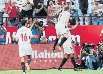  ?? FOTO: EFE ?? Duro calendario El Sevilla, al igual que el conjunto rojiblanco, afronta una fase de la competició­n de una gran exigencia