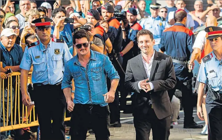  ??  ?? Leo Messi, en septiembre, se dirige a los juzgados de Gavà para declarar sobre supuestos fraudes tributario­s
