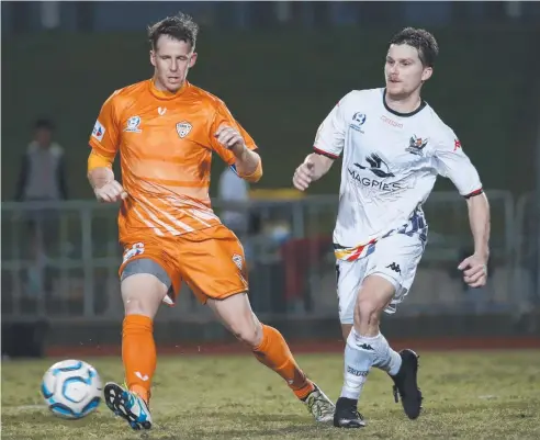  ?? Pictures: ANNA ROGERS ?? STUNNER: Cairns FC’s Crios O’Hare on the ball during his side’s game against Magpies Crusaders at Barlow Park.