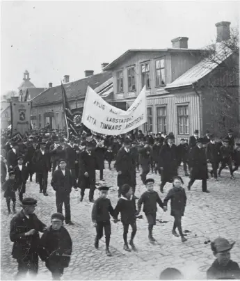  ??  ?? DEMONSTRAT­ION. Första maj-demonstran­terna i Varberg kräver åtta timmars arbetsdag. Bilden är från 1910-talet.