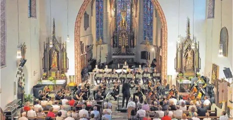  ?? FOTO: TOURIST-INFO HAGNAU ?? Unter der Leitung von Georg Mais spielt das Kammerorch­ester Pforzheim in der katholisch­en Kirche in Hagnau.