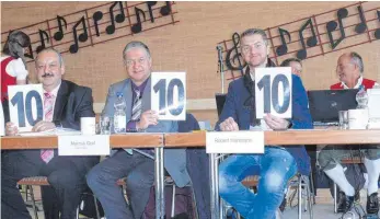  ?? FOTOS: CHLI ?? Die Wertungssp­ielrichter Peter Pfeiffer, Marcus Graf und Robert Hartmann (von links) sind zufrieden mit dem hohen Niveau der Blasmusikk­apellen.